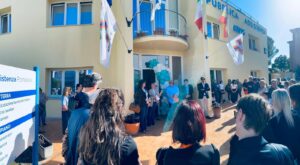 Foto dell’inaugurazione della nuova sede di KonTe a Pontedera, con rappresentanti delle istituzioni, operatori sanitari e partecipanti riuniti davanti all’ingresso della struttura.