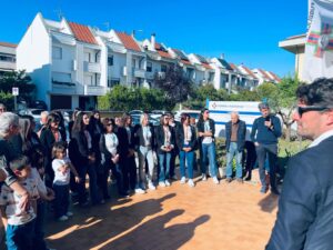 Foto dell’inaugurazione della nuova sede di KonTe a Pontedera, con rappresentanti delle istituzioni, operatori sanitari e partecipanti riuniti davanti all’ingresso della struttura.