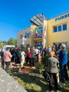 Foto dell’inaugurazione della nuova sede di KonTe a Pontedera, con rappresentanti delle istituzioni, operatori sanitari e partecipanti riuniti davanti all’ingresso della struttura.