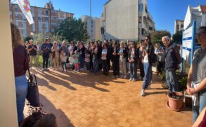 Foto dell’inaugurazione della nuova sede di KonTe a Pontedera, con rappresentanti delle istituzioni, operatori sanitari e partecipanti riuniti davanti all’ingresso della struttura.