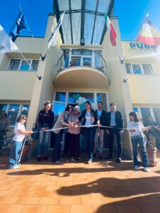 Foto dell’inaugurazione della nuova sede di KonTe a Pontedera, con rappresentanti delle istituzioni, operatori sanitari e partecipanti riuniti davanti all’ingresso della struttura.