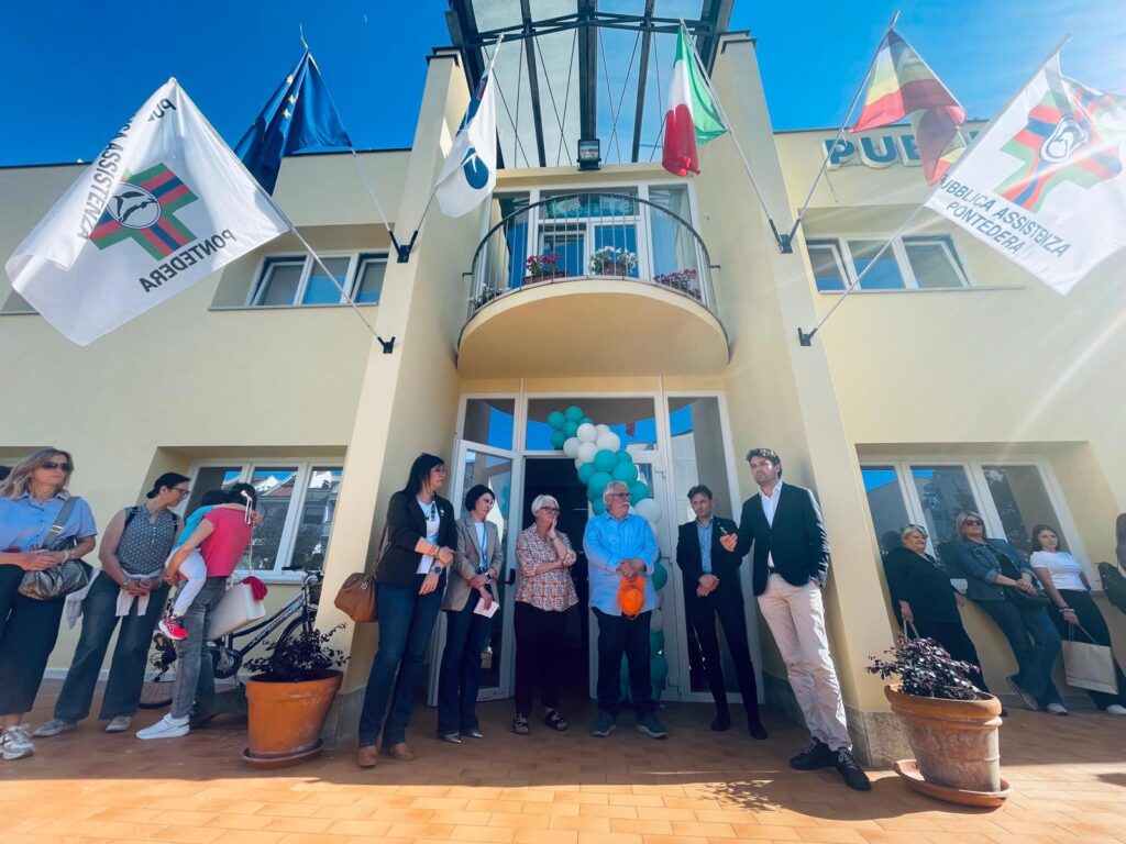 Foto dell’inaugurazione della nuova sede di KonTe a Pontedera, con rappresentanti delle istituzioni, operatori sanitari e partecipanti riuniti davanti all’ingresso della struttura.