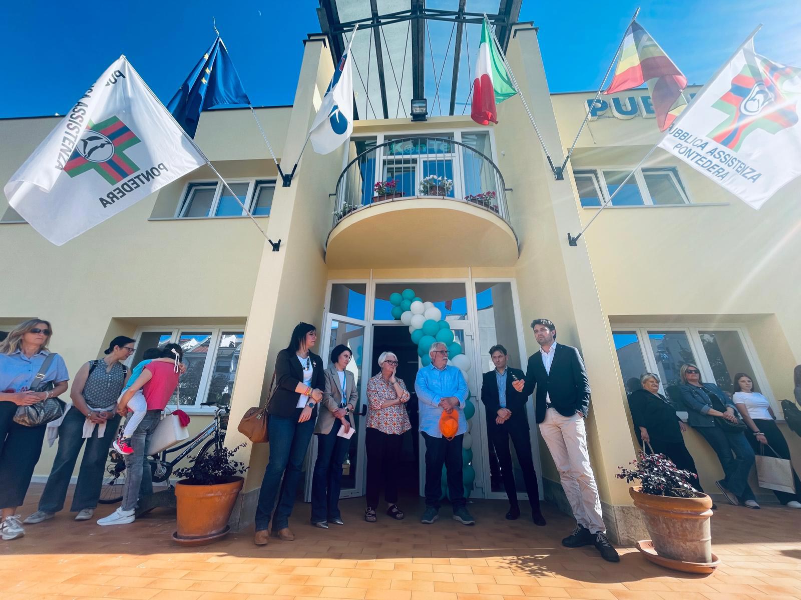 Foto dell’inaugurazione della nuova sede di KonTe a Pontedera, con rappresentanti delle istituzioni, operatori sanitari e partecipanti riuniti davanti all’ingresso della struttura.