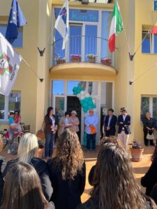 Foto dell’inaugurazione della nuova sede di KonTe a Pontedera, con rappresentanti delle istituzioni, operatori sanitari e partecipanti riuniti davanti all’ingresso della struttura.