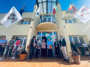 Foto dell’inaugurazione della nuova sede di KonTe a Pontedera, con rappresentanti delle istituzioni, operatori sanitari e partecipanti riuniti davanti all’ingresso della struttura.
